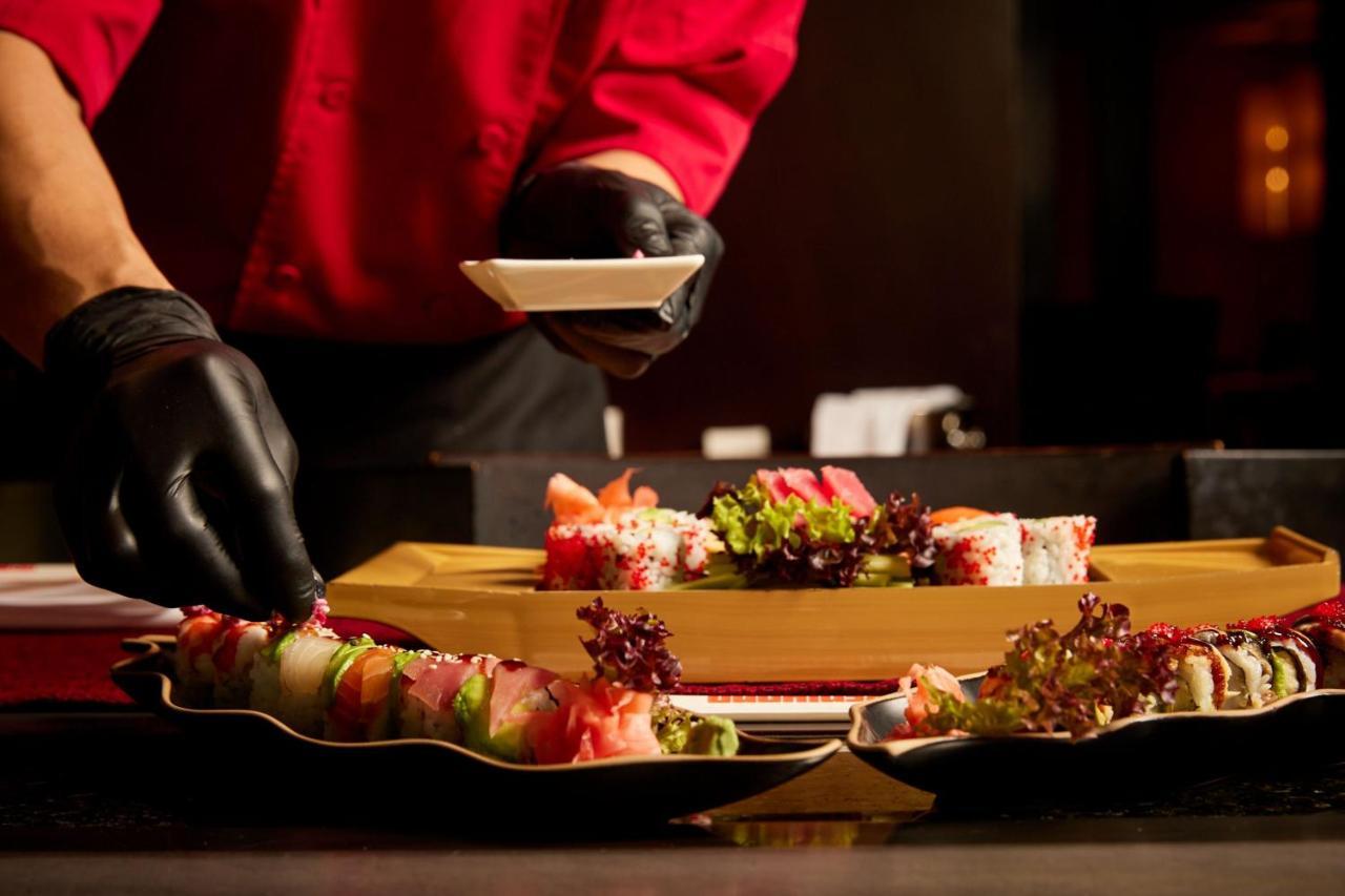 โรงแรมเชอราตัน บูคาเรสต์ ภายนอก รูปภาพ A sushi chef preparing sushi