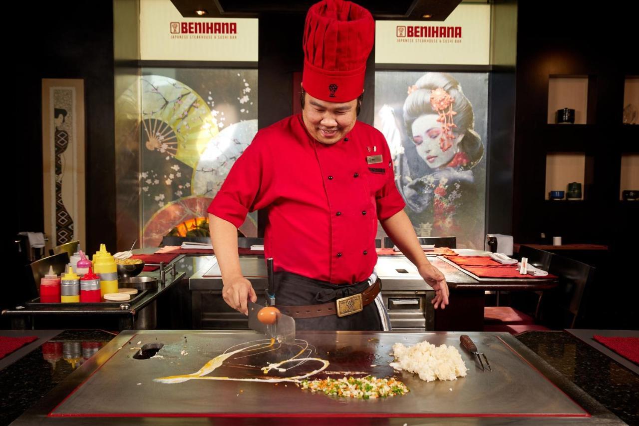 โรงแรมเชอราตัน บูคาเรสต์ ภายนอก รูปภาพ Teppanyaki cooking