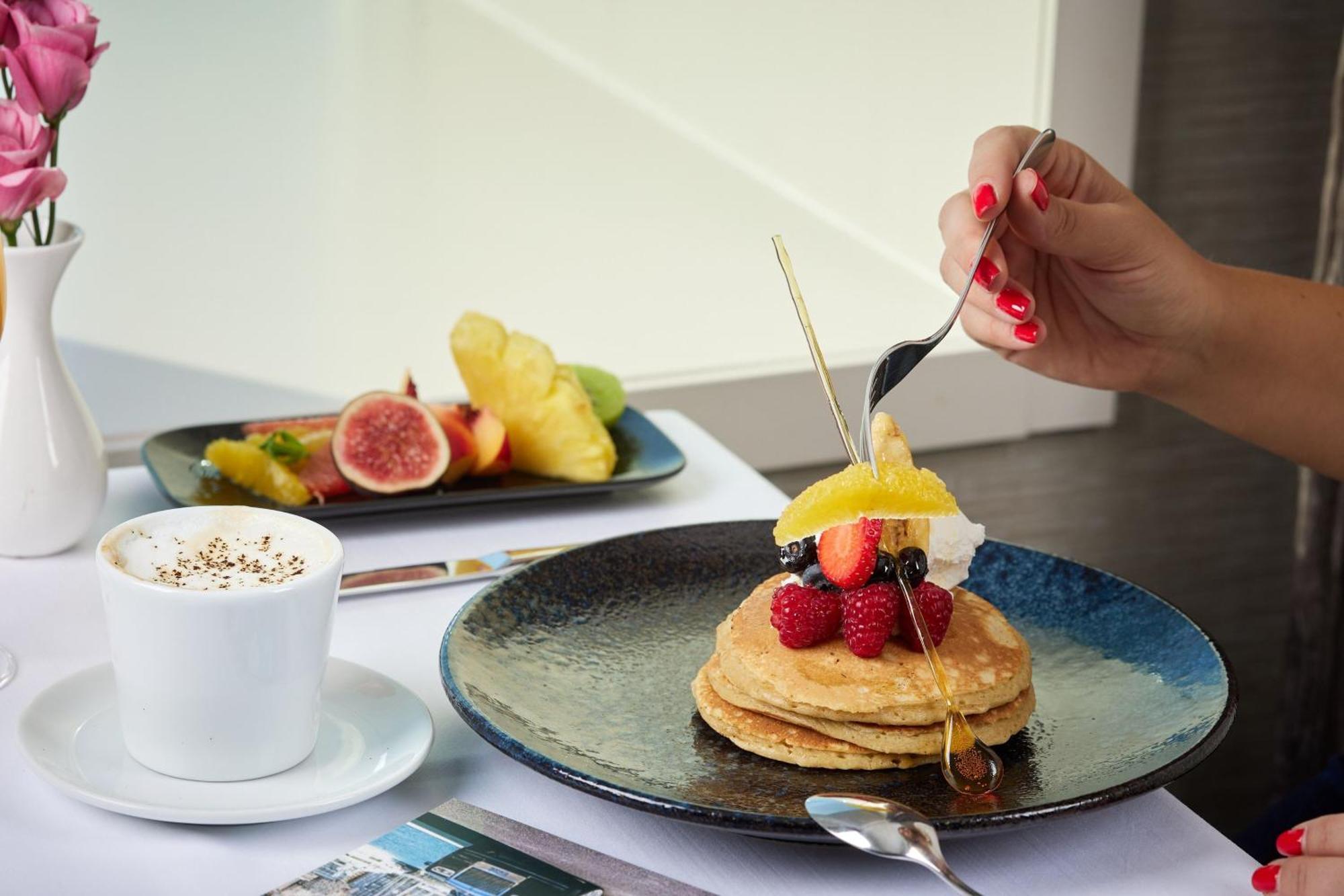 โรงแรมเชอราตัน บูคาเรสต์ ภายนอก รูปภาพ Pancakes with fruit