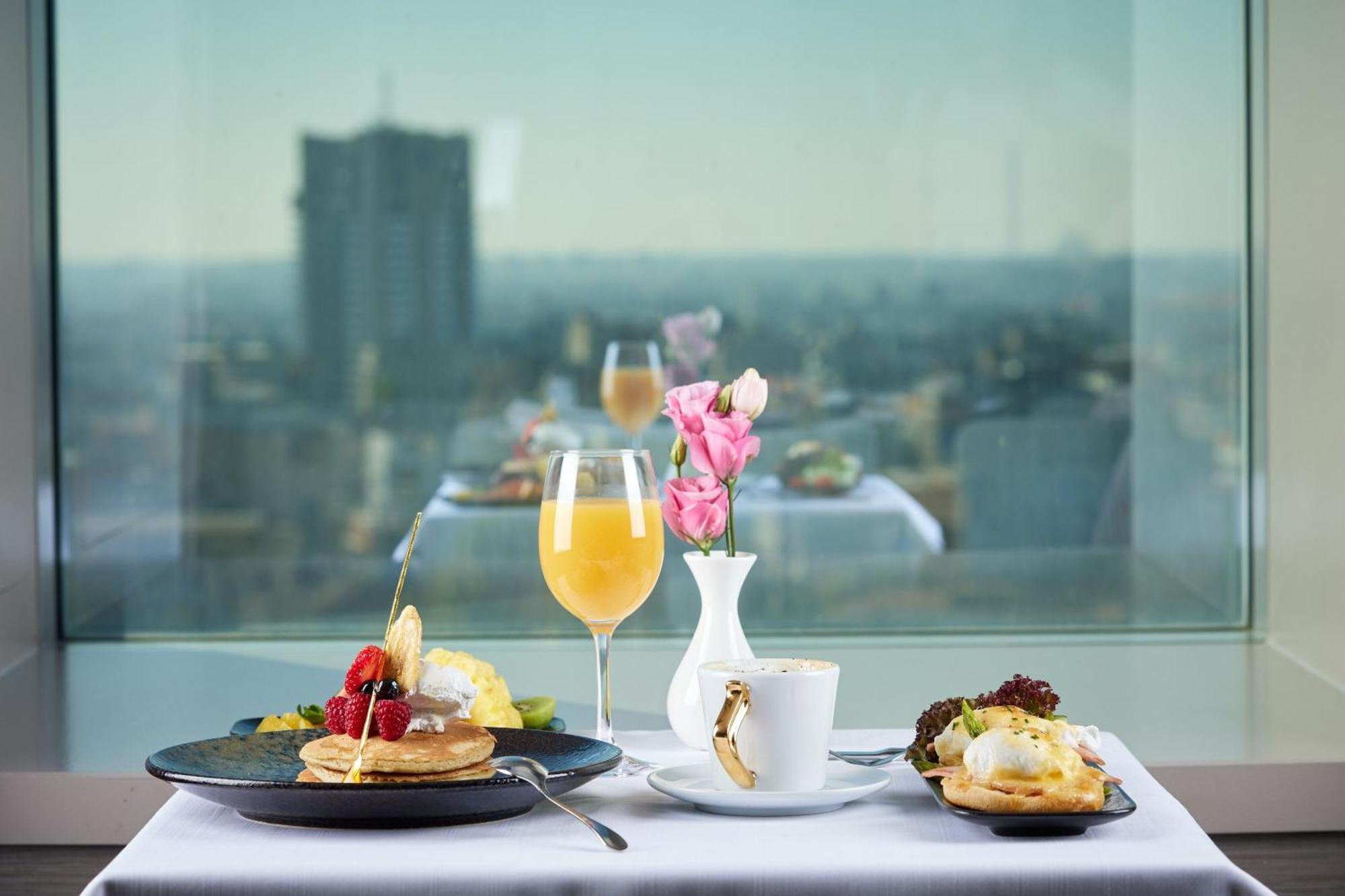 โรงแรมเชอราตัน บูคาเรสต์ ภายนอก รูปภาพ Breakfast at the hotel