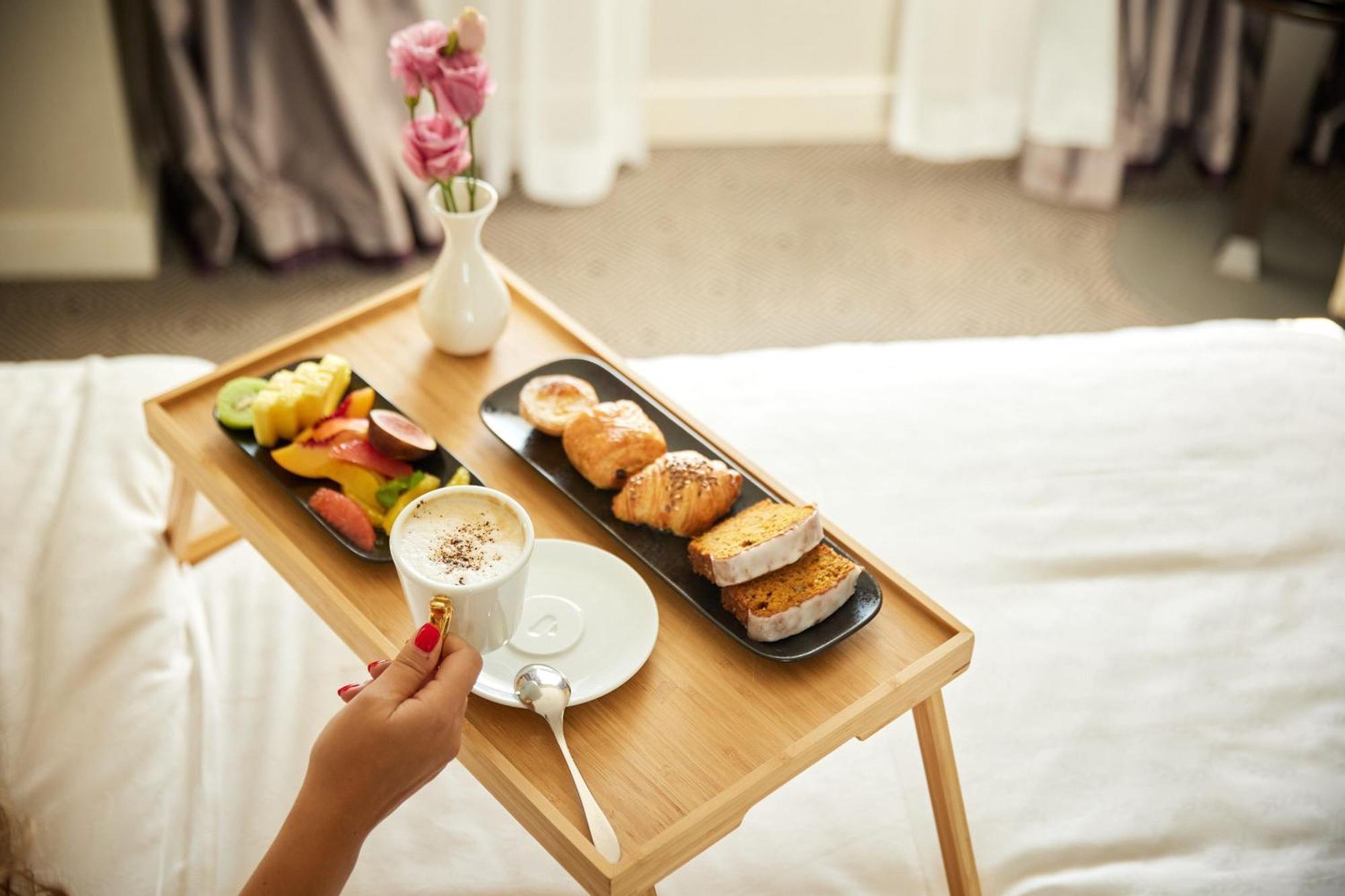 โรงแรมเชอราตัน บูคาเรสต์ ภายนอก รูปภาพ Room service