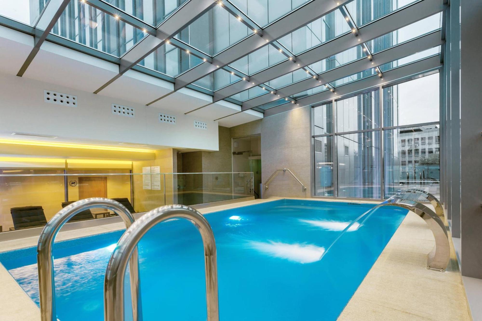 โรงแรมเชอราตัน บูคาเรสต์ ภายนอก รูปภาพ The pool