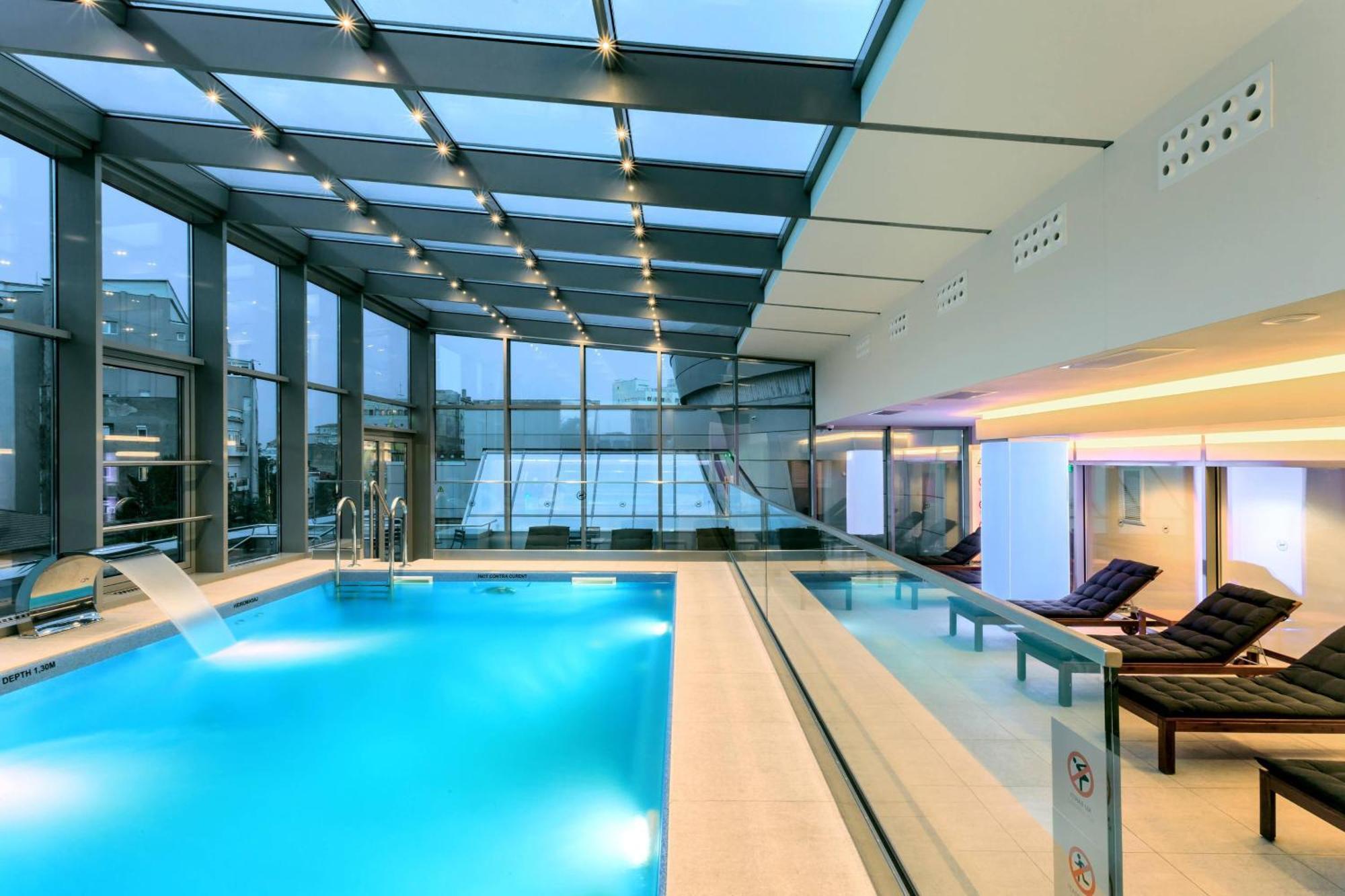 โรงแรมเชอราตัน บูคาเรสต์ ภายนอก รูปภาพ The pool at the hotel