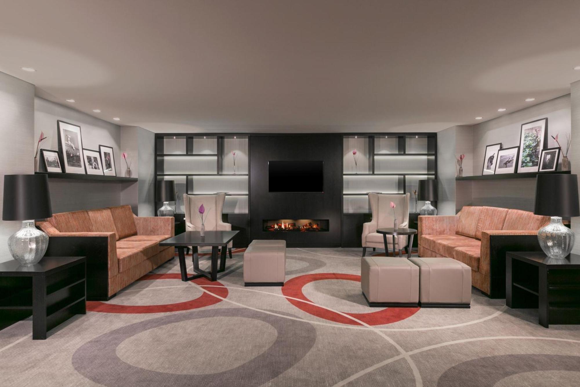 โรงแรมเชอราตัน บูคาเรสต์ ภายนอก รูปภาพ The interior of the lounge