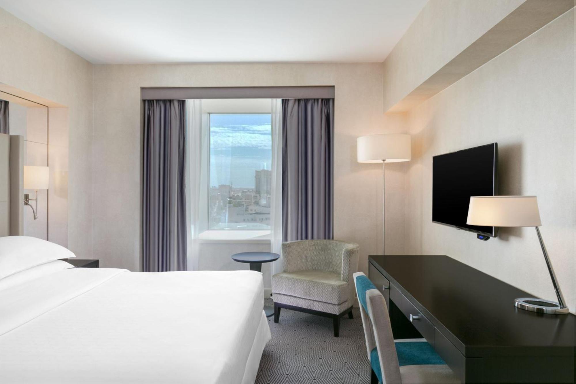 โรงแรมเชอราตัน บูคาเรสต์ ภายนอก รูปภาพ A guest room at the hotel