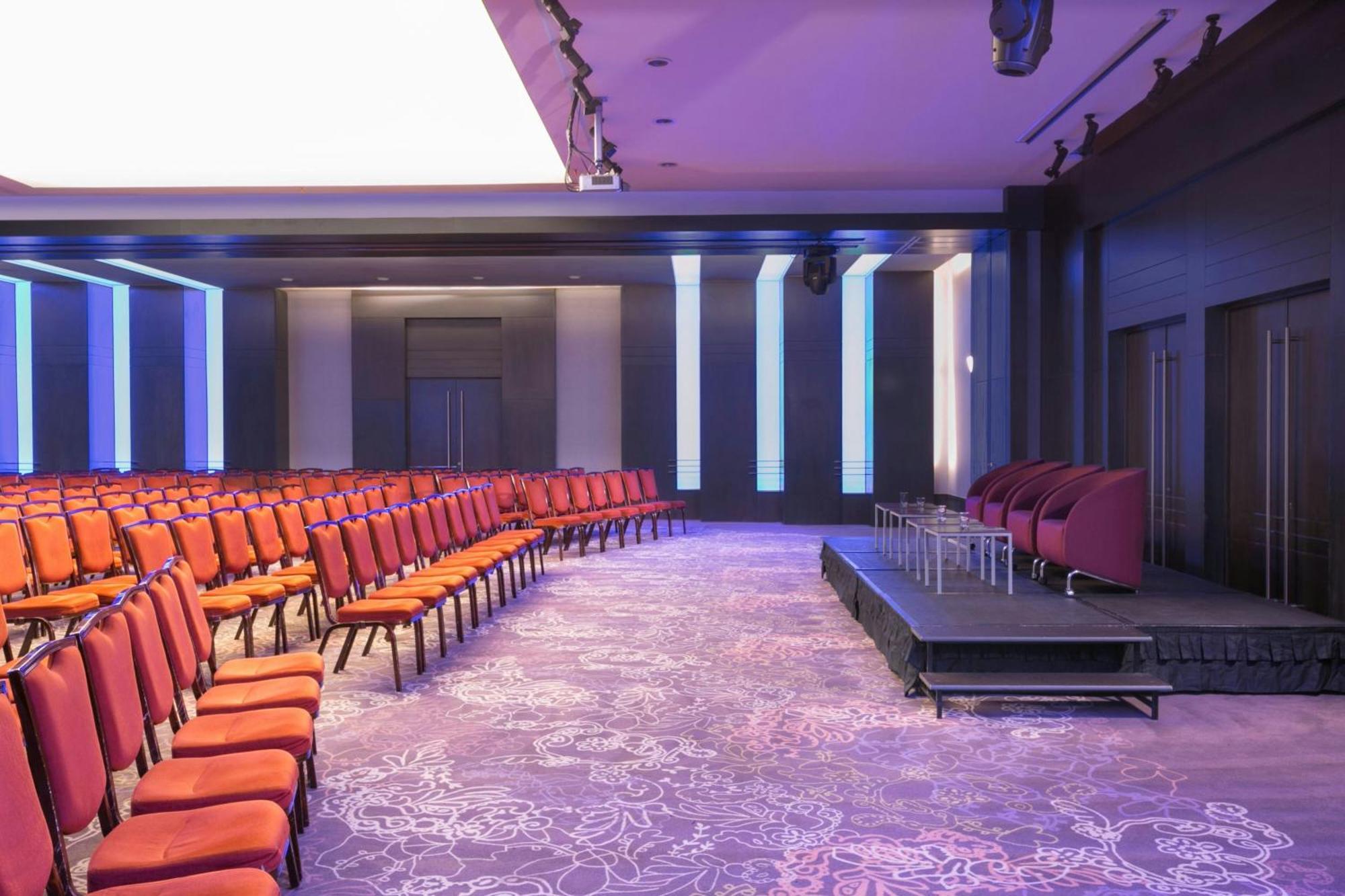 โรงแรมเชอราตัน บูคาเรสต์ ภายนอก รูปภาพ The Auditorium