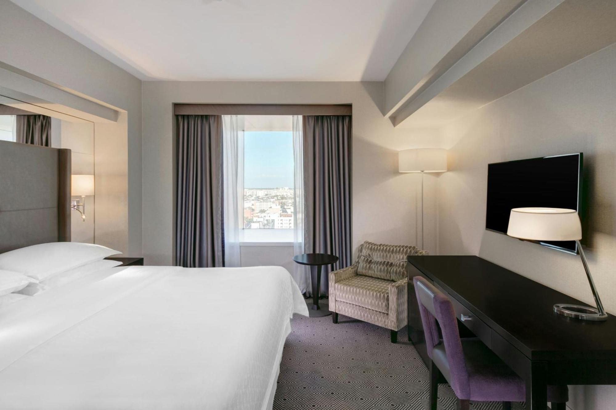 โรงแรมเชอราตัน บูคาเรสต์ ภายนอก รูปภาพ A guest room at the hotel