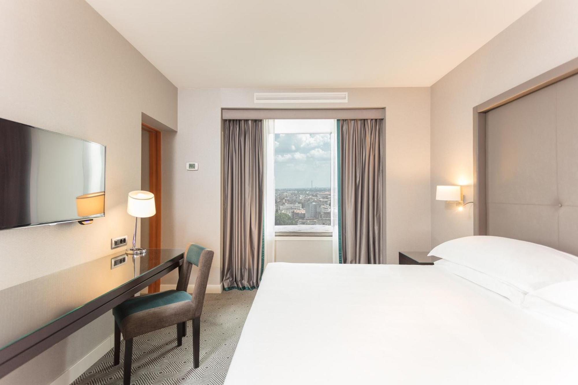 โรงแรมเชอราตัน บูคาเรสต์ ภายนอก รูปภาพ A room at the hotel