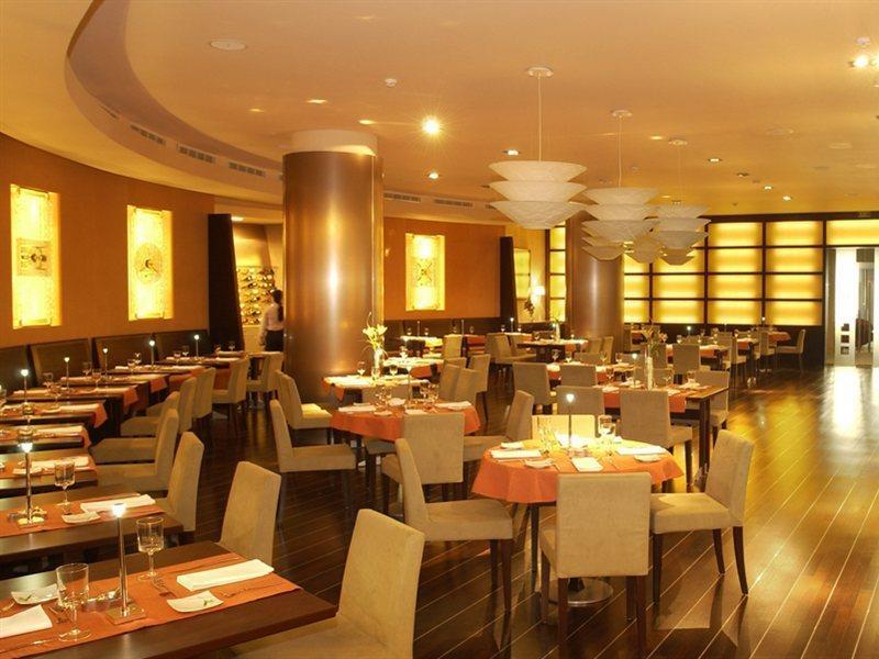 โรงแรมเชอราตัน บูคาเรสต์ ภายนอก รูปภาพ The interior of the restaurant