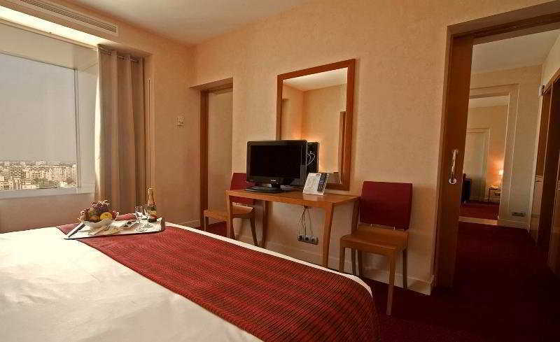 โรงแรมเชอราตัน บูคาเรสต์ ภายนอก รูปภาพ A room at the hotel