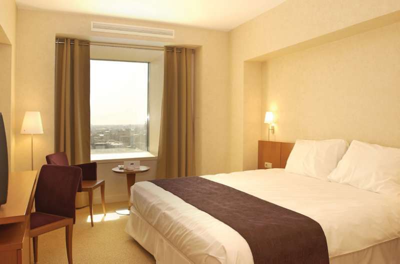 โรงแรมเชอราตัน บูคาเรสต์ ภายนอก รูปภาพ A room at the hotel